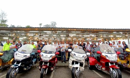 Geng motor ‘lejen’ berkonvoi sambil beramal