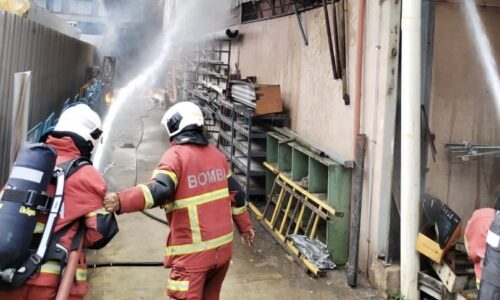 Kilang pembuatan botol plastik, minyak wangi terbakar 70 peratus
