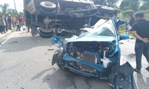 Dua maut, tiga cedera lori tanah rempuh tiga kenderaan di Pokok Sena