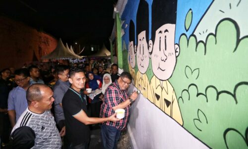Lukisan, mural ubah wajah bangunan usang di Banda Hilir  – KM