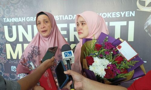 Sebak terima diploma arwah anak