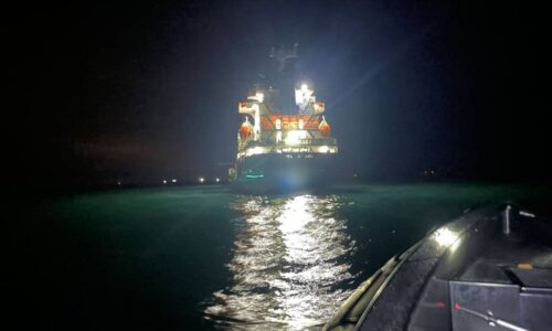 Kapal kargo bersauh tanpa kebenaran ditahan