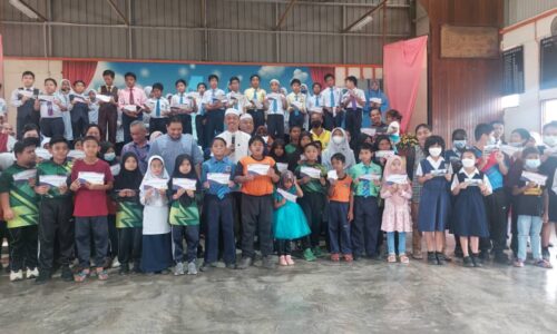 422 murid ceria terima sumbangan persekolahan