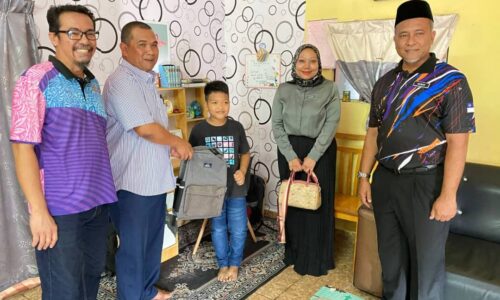Tiga murid keluarga B40 terima bantuan persekolahan