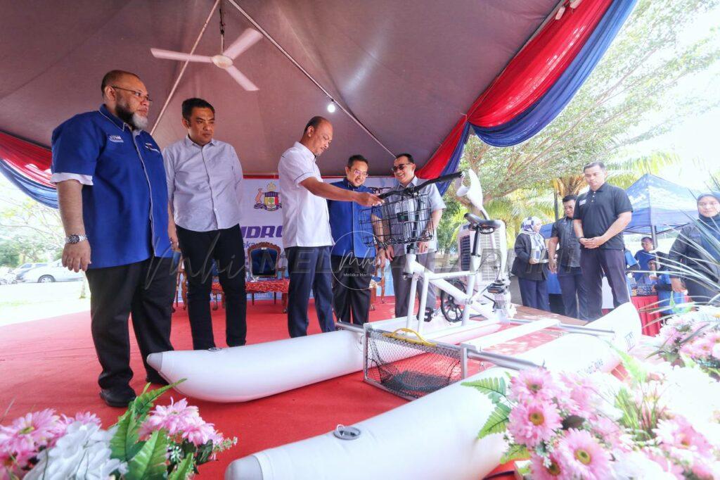 Basikal air bantu kutip sampah di Sungai Melaka