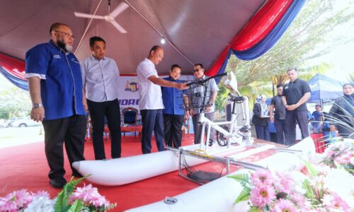 Basikal air bantu kutip sampah di Sungai Melaka