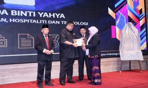 Bangunkan instrumen buat UNIMEL, Rusyda terima Anugerah Akademik Terbaik Keseluruhan