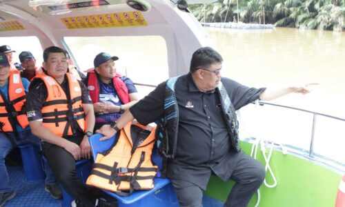 Eco-Cruise Sungai Linggi gamit pelancong