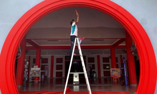 Naik taraf karpet Masjid Cina