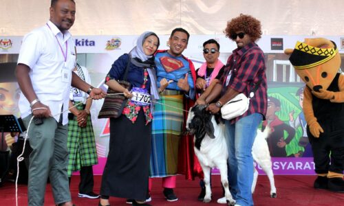 Lari berkebaya dapat kambing