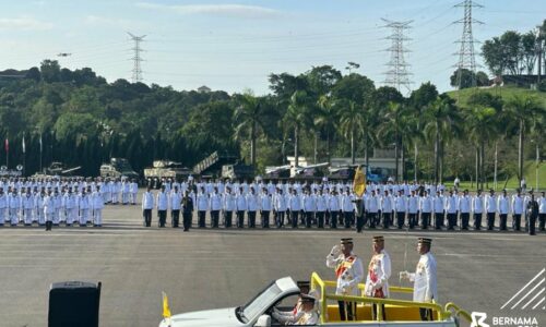 Agong, Raja Permaisuri berangkat ke Istiadat Perbarisan Menjunjung Kasih