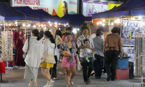 Seronok cuci mata di Uptown Pahlawan Walk