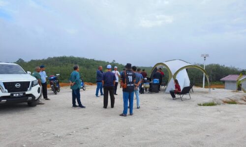 Tarikan bermalam di puncak berlatarbelakangkan Gunung Ledang