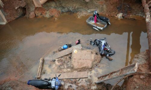 Ajal penunggang motosikal terjatuh ke dalam parit