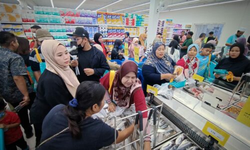 Tak lepas peluang beli ayam, siakap RM1