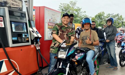 Orang Krubong isi minyak motosikal percuma