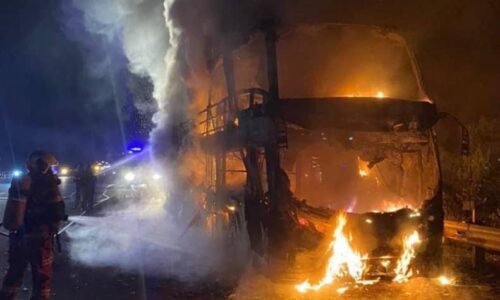 Bas ekspres terbakar, 17 penumpang dan dua pemandu terselamat