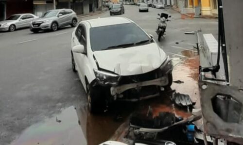 Kereta rempuh tiang elektrik, pekerja kilang cedera