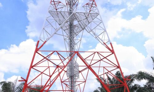 Bina menara telekomunikasi di Paya Lebar