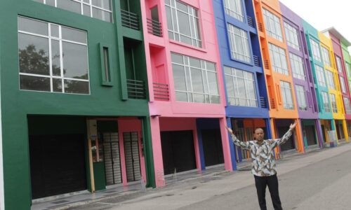Lot kedai warna-warni, naikkan ‘aura’ Pulau Melaka