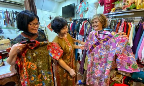 Ceongsam batik auntie Siew laku di luar negara