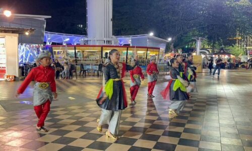 Malam minggu lebih meriah di Menara Taming Sari