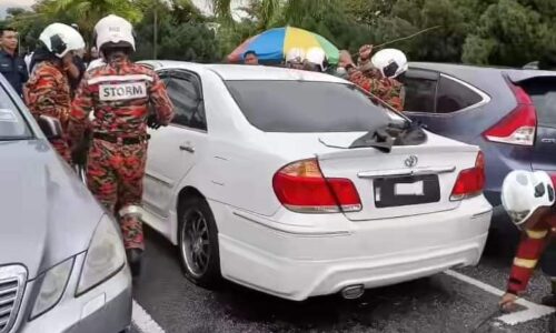 Wanita tertidur dalam kereta berkunci ketika jaga bapa sakit – Polis