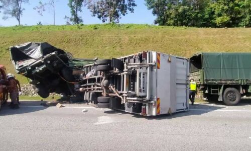 Tiga anggota tentera maut dilanggar lori terbabas dekat Gurun