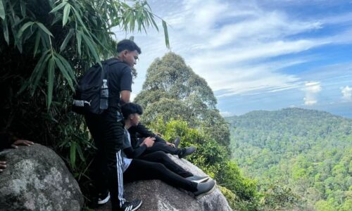 Bina menara tinjau di puncak Gunung Melaka