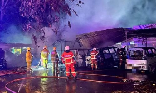 Lima kereta, 11 motosikal musnah dalam kebakaran bengkel