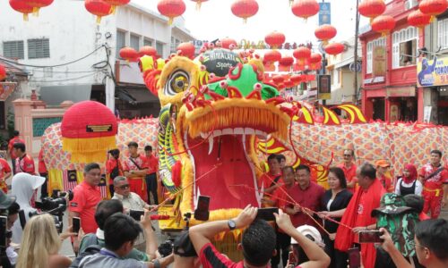 Aksi naga terpanjang pikat hati orang ramai