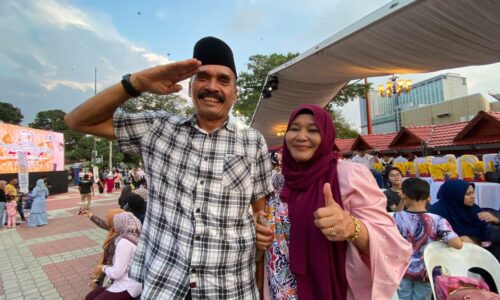 Berkemeja kotak berusia 30 tahun sambut peristiwa penting