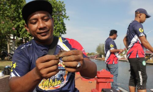 Peniaga kopi antara peserta pertandingan memancing