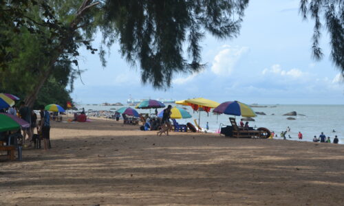 PENIAGA TERUJA MENANTI PESTA PANTAI TANJUNG BIDARA