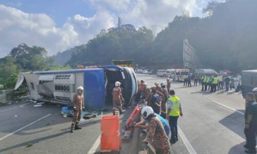 Bas terbalik di lebuh raya: Dua maut, 13 cedera