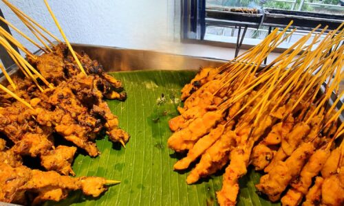 Nikmat sate tulang, kambing golek Hotel Holiday Inn