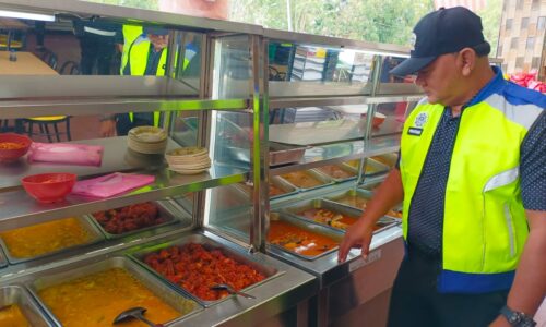 ‘Beli air untuk kawan..’