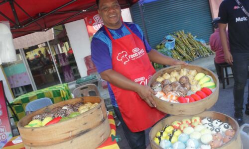 Pau ‘comel’ pikat pengunjung bazar