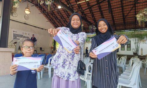 Sudah empat tahun beg sekolah tidak berganti