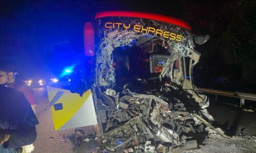 Pemandu maut, tujuh penumpang cedera bas rempuh treler