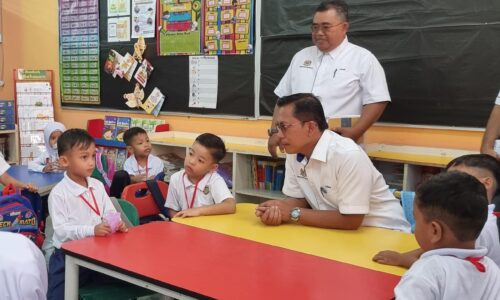 Lebih 150,000 murid dan pelajar mula sekolah di Melaka hari ini