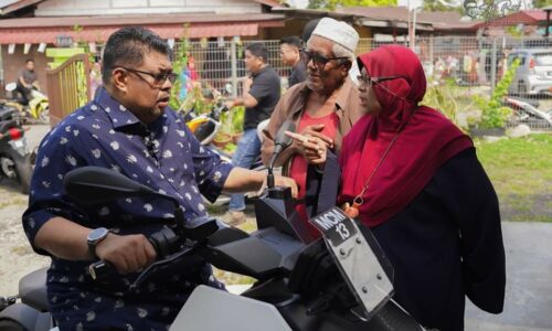 Tunggang motosikal santuni orang Kampung Pulau