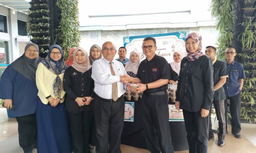 Kelab Rekreasi dan Kebajikan CMI agih 500 pek bubur lambuk
