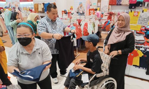 OKU seronok rasai kemeriahan beli baju raya