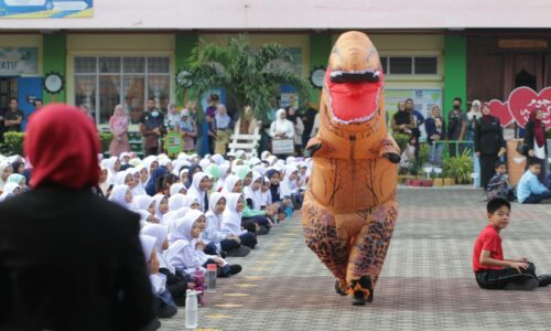 Maskot panda dan dinosaur sambut murid SK Kampung Tun Razak