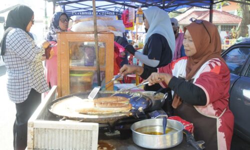 ‘Roti John Beratur’ Masjid Tanah masih popular