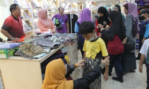 Syukur anak dapat sumbangan baju raya