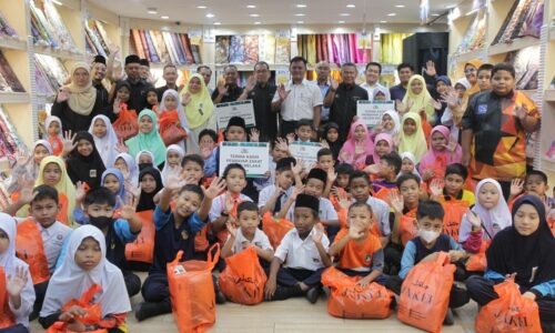 Zakat Melaka taja baju raya untuk 160 anak yatim, fakir miskin