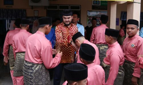 Raja Muda Selangor santuni penghuni RAYSAAS