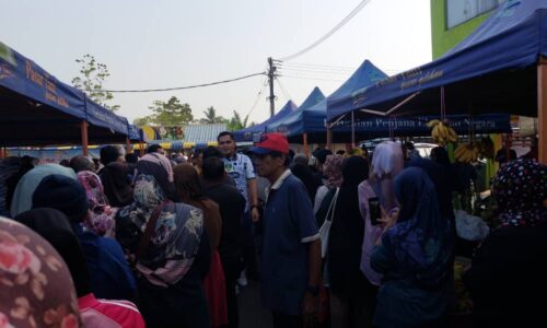 Beratur panjang beli ayam, daging murah